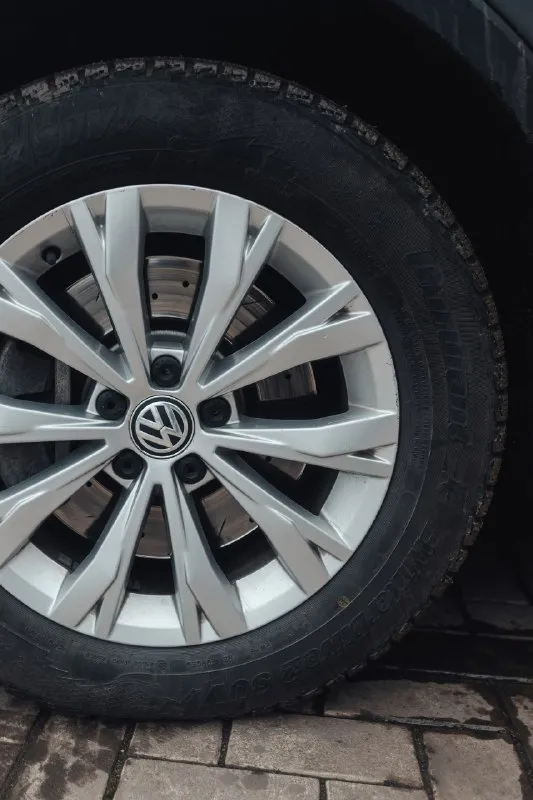 Продам volkswagen tiguan 7 мест. vin: 3vv3b7ax2jm092014 год: 2017 пробег : 136 т км двигатель: 2.0т автомобиль в отличном состоянии, масло менялось каждые 7,5 тыс км, с 2023 года по сей день в одних руках, я первый владелец по птс. автомобиль на оригинальных дисках, на зимней резине. подогрев сидений, бесключевой доступ, дистроник. полностью обслужен, 5000 тыс км назад заменили передние диски и колодки, готов на любые проверки. цена: 2,3🍋 торг. 📱+79493525747 📞 звоните: +7(949)3525747 - фотография - 9