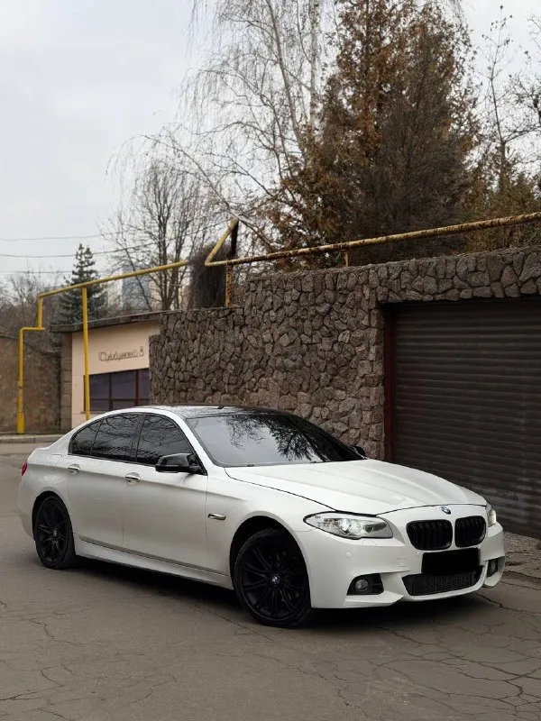 В продаже bmw 528i рестайлинг 2014 года выпуска 2.0 т бензин, 245 л. с., работает отлично, не троит... - фотография