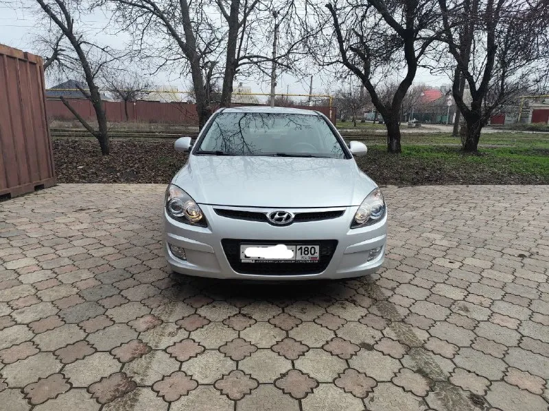 Hyundai i30 2010 г. пробег: 50 тыс. км двигатель 1.6 бензин. трансмиссия: 5-мкпп цвет: серебро обслужен (ходовая, стандартное то), 2 года назад заменен аккумулятор. после обстрела в 2022 г. пострадала дверь багажника (см. фото), салон незначительно (подробности при осмотре). отсек двигателя без повреждений. комплектация: эур, электропакет, мультируль, кондиционер, подогрев зеркал, подогрев сидений (на пассажирском не работает после обстрела). оригинальный материал обшивки руля потёрся. в целом, эти моменты на эксплуатацию авто не особо влияют, можно садиться и ехать. два комплекта ключей. сигнализация. зимняя резина, в приданое - комплект летней. один владелец. продажа через мрэо. цена с учётом возможных доделок - 700 000 руб. торг при осмотре. звоните, отвечу на все вопросы +7(949)3750625, наталья, донецк. 📲 tg: @natalyoshka 📞 звоните: +7(949)3750625 - фотография - 2