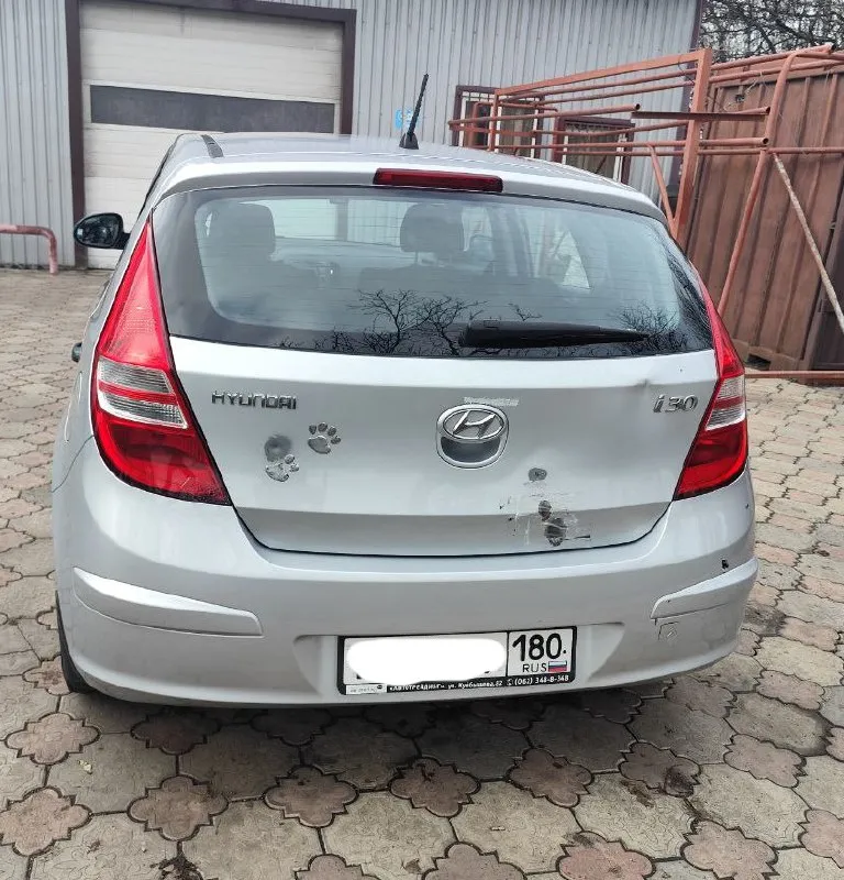 Hyundai i30 2010 г. пробег: 50 тыс. км двигатель 1.6 бензин. трансмиссия: 5-мкпп цвет: серебро обслужен (ходовая, стандартное то), 2 года назад заменен аккумулятор. после обстрела в 2022 г. пострадала дверь багажника (см. фото), салон незначительно (подробности при осмотре). отсек двигателя без повреждений. комплектация: эур, электропакет, мультируль, кондиционер, подогрев зеркал, подогрев сидений (на пассажирском не работает после обстрела). оригинальный материал обшивки руля потёрся. в целом, эти моменты на эксплуатацию авто не особо влияют, можно садиться и ехать. два комплекта ключей. сигнализация. зимняя резина, в приданое - комплект летней. один владелец. продажа через мрэо. цена с учётом возможных доделок - 700 000 руб. торг при осмотре. звоните, отвечу на все вопросы +7(949)3750625, наталья, донецк. 📲 tg: @natalyoshka 📞 звоните: +7(949)3750625 - фотография - 5