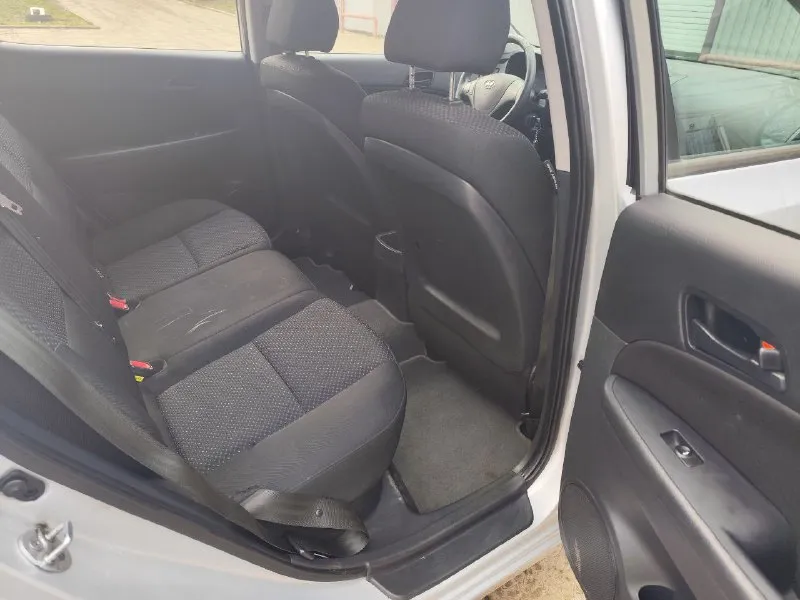 Hyundai i30 2010 г. пробег: 50 тыс. км двигатель 1.6 бензин. трансмиссия: 5-мкпп цвет: серебро обслужен (ходовая, стандартное то), 2 года назад заменен аккумулятор. после обстрела в 2022 г. пострадала дверь багажника (см. фото), салон незначительно (подробности при осмотре). отсек двигателя без повреждений. комплектация: эур, электропакет, мультируль, кондиционер, подогрев зеркал, подогрев сидений (на пассажирском не работает после обстрела). оригинальный материал обшивки руля потёрся. в целом, эти моменты на эксплуатацию авто не особо влияют, можно садиться и ехать. два комплекта ключей. сигнализация. зимняя резина, в приданое - комплект летней. один владелец. продажа через мрэо. цена с учётом возможных доделок - 700 000 руб. торг при осмотре. звоните, отвечу на все вопросы +7(949)3750625, наталья, донецк. 📲 tg: @natalyoshka 📞 звоните: +7(949)3750625 - фотография - 9