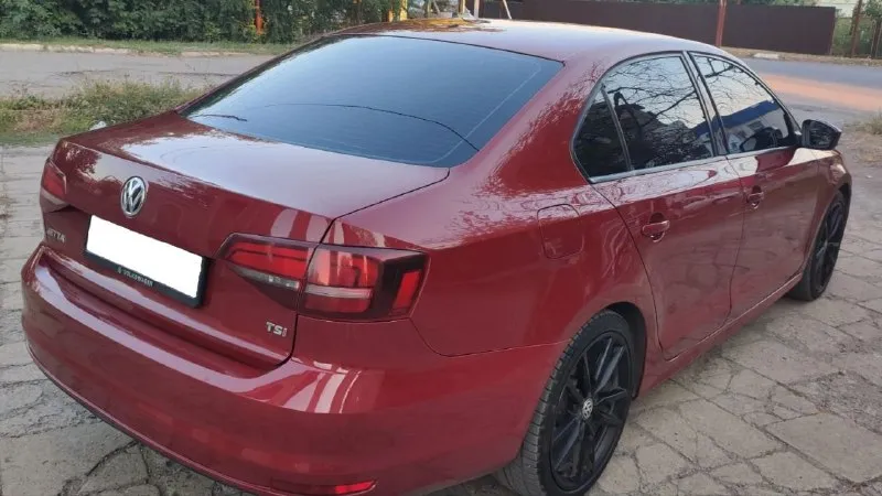 Jetta, 2016 года. объем 1,4, кпп - автомат 6-ти ступенчатый, обычный, не dsg, цена 1,140 млн. руб. , торг. пробег 114 тыс. км. салон в хорошем состоянии, кондиционер, камера заднего вида, авто очень экономичен, электростеклоподъемники, подогрев заднего стекла, магнитола, новая резина, детально по телефону +79493202480, +79493560528 - фотография - 4
