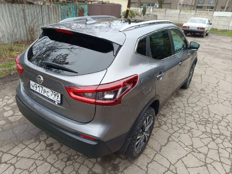Nissan qashqai,2019,2.0 cvt 2wd,117.000км комплектация (qe+): это топовая версия с максимальным оснащением. в салоне установлены удобные сиденья zero gravity для переднего ряда, двухзонный климат-контроль и мультимедийная система nissanconnect с навигацией и 7-дюймовым экраном. салон отделан тканью. снаружи автомобиль выделяется панорамной крышей и стильными 18-дюймовыми легкосплавными дисками. особенности и опции: · комфорт: подогрев передних сидений, руля и лобового стекла, камера заднего вида, камеры 360°, датчики света и дождя. · безопасность: полный набор систем: abs, esp, 6 подушек безопасности (включая шторки), круиз-контроль, датчики парковки спереди и сзади. · есть небольшие косметические подкрасы, ремонт выполнялся у официального дилера, фото документов предоставлю при встрече. техническое состояние: машина технически исправна, вся история обслуживания известна. готова к эксплуатации без дополнительных вложений. 📲 tg: алексей 📞 звоните: +7(977)3747936 - фотография - 3