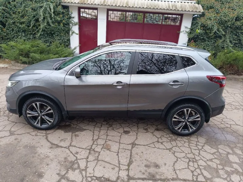 Nissan qashqai,2019,2.0 cvt 2wd,117.000км комплектация (qe+): это топовая версия с максимальным оснащением. в салоне установлены удобные сиденья zero gravity для переднего ряда, двухзонный климат-контроль и мультимедийная система nissanconnect с навигацией и 7-дюймовым экраном. салон отделан тканью. снаружи автомобиль выделяется панорамной крышей и стильными 18-дюймовыми легкосплавными дисками. особенности и опции: · комфорт: подогрев передних сидений, руля и лобового стекла, камера заднего вида, камеры 360°, датчики света и дождя. · безопасность: полный набор систем: abs, esp, 6 подушек безопасности (включая шторки), круиз-контроль, датчики парковки спереди и сзади. · есть небольшие косметические подкрасы, ремонт выполнялся у официального дилера, фото документов предоставлю при встрече. техническое состояние: машина технически исправна, вся история обслуживания известна. готова к эксплуатации без дополнительных вложений. 📲 tg: алексей 📞 звоните: +7(977)3747936 - фотография - 6