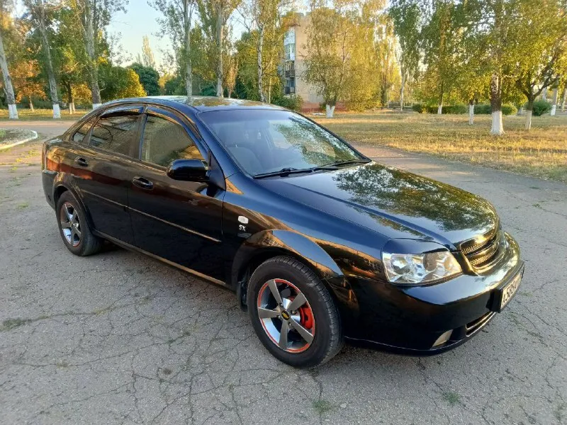 Продам chevrolet lacetti sx, 2008 года выпуска. 1.8 16 клапанный(122л. с.), коробка механика, стоит газовая установка евро 4. в отличном состоянии, полностью в родном окрасе. машина местная, покупалась при украине в салоне, один владелец за все время. пробег 105 тыс. км. , полностью обслужена. 2 ключа + сигнализация с доводчиками стекол, новая магнитола-планшет, 2 комплекта новых колес на дисках (зима/лето). цена 880 тыс. руб. .осмотр г. горловка +79493848620. 📞 звоните: +7(949)3848620 - фотография - 2