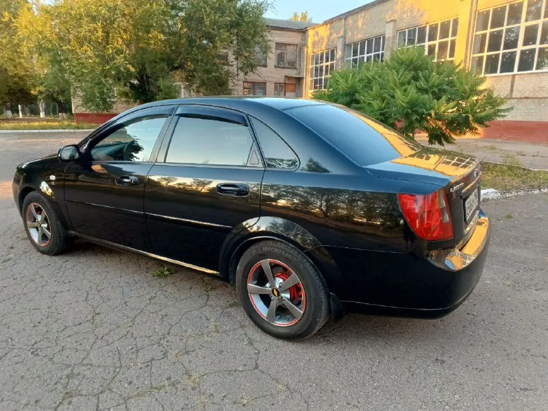 Продам chevrolet lacetti sx, 2008 года выпуска. 1.8 16 клапанный(122л. с.), коробка механика, стоит газовая установка евро 4. в отличном состоянии, полностью в родном окрасе. машина местная, покупалась при украине в салоне, один владелец за все время. пробег 105 тыс. км. , полностью обслужена. 2 ключа + сигнализация с доводчиками стекол, новая магнитола-планшет, 2 комплекта новых колес на дисках (зима/лето). цена 880 тыс. руб. .осмотр г. горловка +79493848620. 📞 звоните: +7(949)3848620 - фотография - 4