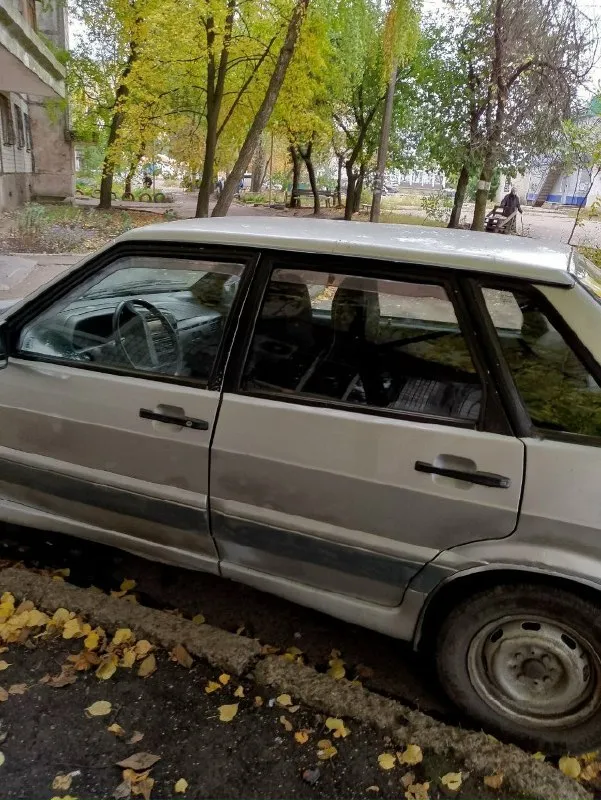 Продам ваз 2115 (2004 года) 💥 объем двигателя: 1.5 л, 8-клапанная 💥 мкпп: 5-ступенчатая 💥 состояние: отличное, проверено временем! все расходники менялись строго по регламенту. масло менялось каждые ~8 тыс. км. 💥 двигатель: не дымит, не троит — работает как часики! 💥 коробка: в идеальном состоянии, без нареканий. 💥 ходовая: обслужена, ничего не скрипит и не стучит. 💥 аккумулятор: новый, как и сцепление. документы: все чисто, без штрафов и арестов. оформлена на меня, в одних руках 13 лет. продаю по дкп, при необходимости — могу присутствовать в мрэо. из минусов: есть моменты по кузову, но без гнили и дыр! днище в отличном состоянии. автомобиль в данный момент на летней резине на штампах, так же отдаю зимнюю резину на литье ! цена: 250 000 ₽ (торг только после осмотра) местоположение: г. донецк звонить по номеру: +7 949 413 57 62 пишите только на номер, в лс не отвечаю. 📞 звоните: +7(949)4135762 - фотография - 4