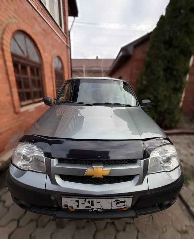 Продам шевроле нива 2012г, рестайлинг 1.7, механика состояние хорошее, недавно заменено масло в двигателе, раздатке, кпп. новое лобовое стекло. гидроусилитель руля, кондиционер, печка, все работает. с документами все отлично, полное переоформление в мрэо, птс оригинал. цена:610.000₽, торг осмотр: г. донецк, +79493788097 - фотография - 2