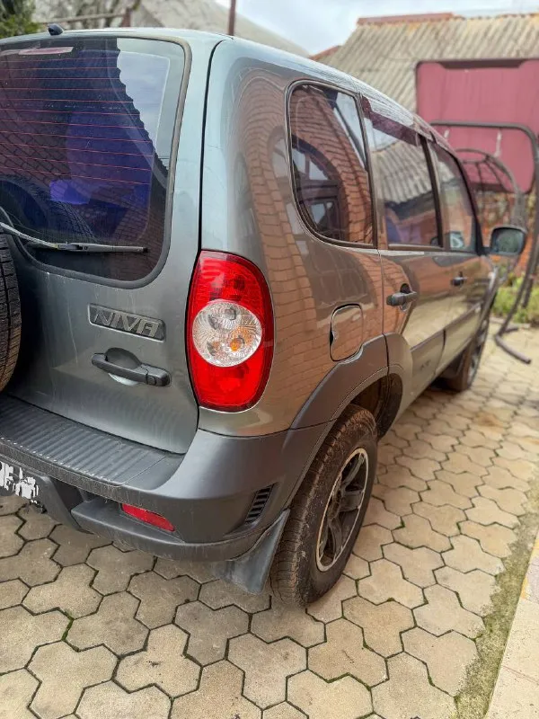 Продам шевроле нива 2012г, рестайлинг 1.7, механика состояние хорошее, недавно заменено масло в двигателе, раздатке, кпп. новое лобовое стекло. гидроусилитель руля, кондиционер, печка, все работает. с документами все отлично, полное переоформление в мрэо, птс оригинал. цена:610.000₽, торг осмотр: г. донецк, +79493788097 - фотография - 5