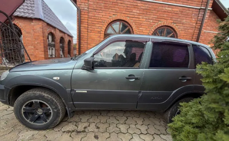 Продам шевроле нива 2012г, рестайлинг 1.7, механика состояние хорошее, недавно заменено масло в двигателе, раздатке, кпп. новое лобовое стекло. гидроусилитель руля, кондиционер, печка, все работает. с документами все отлично, полное переоформление в мрэо, птс оригинал. цена:610.000₽, торг осмотр: г. донецк, +79493788097 - фотография - 7