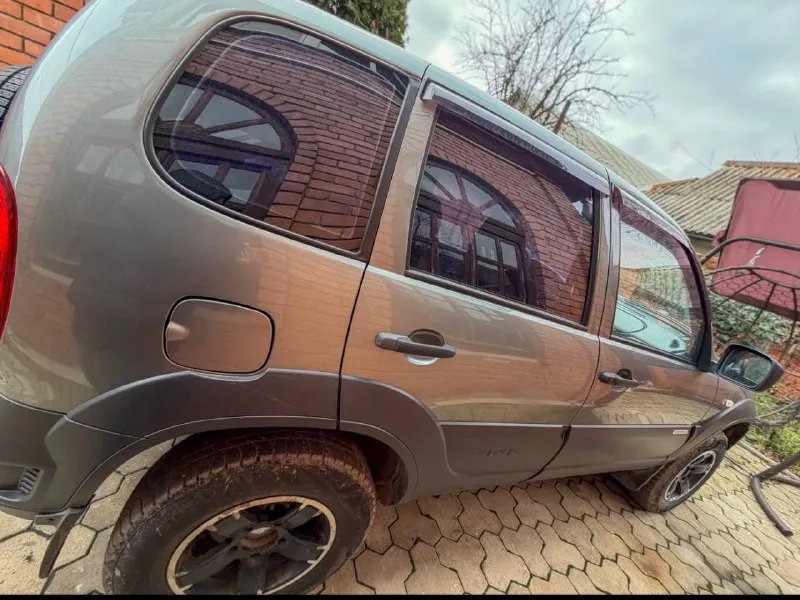 Продам шевроле нива 2012г, рестайлинг 1.7, механика состояние хорошее, недавно заменено масло в двигателе, раздатке, кпп. новое лобовое стекло. гидроусилитель руля, кондиционер, печка, все работает. с документами все отлично, полное переоформление в мрэо, птс оригинал. цена:610.000₽, торг осмотр: г. донецк, +79493788097 - фотография - 8