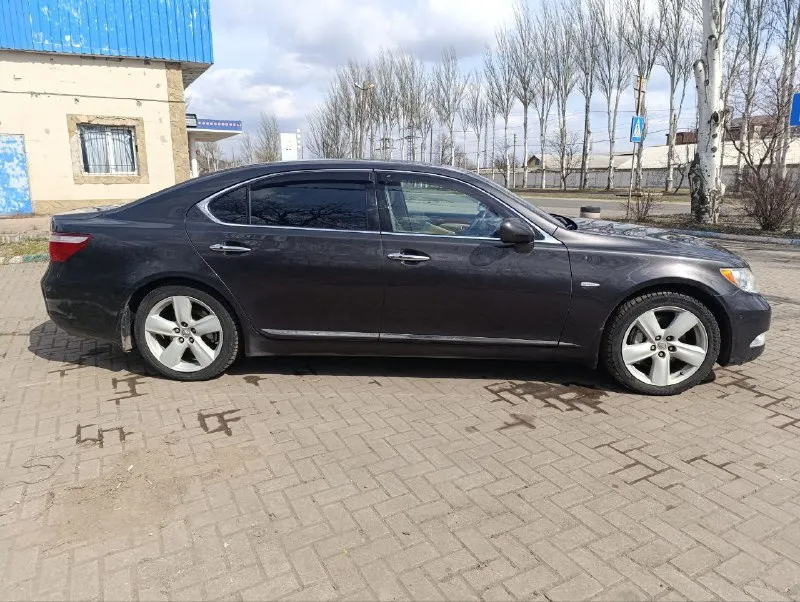Lexus ls 460l 2008 год. пробег 200 тыс. r19 akпп объём 4.6л бензин. 380 л. с. состояние хорошее, за машиной следил. двигатель масло не ест. 2 комплекта резины. пневмо подвеска. задний привод. цена 1.700.000р. торг приветствуется при осмотре. звоните +79494193432 📲 tg: @jama911 📞 звоните: +7(949)4193432 - фотография - 3