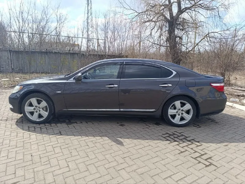 Lexus ls 460l 2008 год. пробег 200 тыс. r19 akпп объём 4.6л бензин. 380 л. с. состояние хорошее, за машиной следил. двигатель масло не ест. 2 комплекта резины. пневмо подвеска. задний привод. цена 1.700.000р. торг приветствуется при осмотре. звоните +79494193432 📲 tg: @jama911 📞 звоните: +7(949)4193432 - фотография - 4