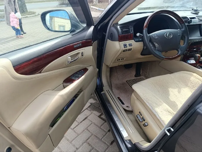 Lexus ls 460l 2008 год. пробег 200 тыс. r19 akпп объём 4.6л бензин. 380 л. с. состояние хорошее, за машиной следил. двигатель масло не ест. 2 комплекта резины. пневмо подвеска. задний привод. цена 1.700.000р. торг приветствуется при осмотре. звоните +79494193432 📲 tg: @jama911 📞 звоните: +7(949)4193432 - фотография - 5