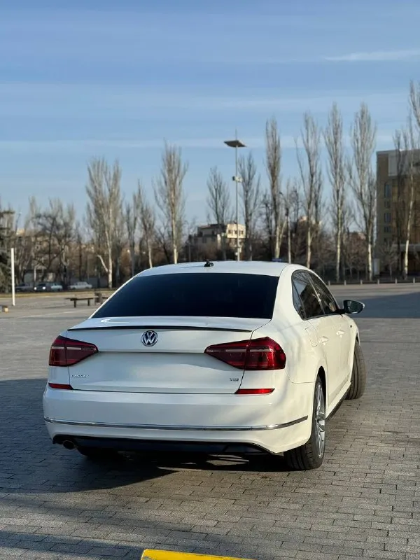 Продам volkswagen passat nms r-line 2018 года пробег автомобиля-108.519км объем двигателя- 2.0 tsi ddsa, 177 л. ( gen3b) работает идеально, без всяких посторонних шумов, без расхода масла! коробка передач- обычный японский 6-ступенчатый автомат ( aisin 09g) переключает плавно, без пинков, без толчков. комплектация: -подрулевые лепестки -2-х зонный климат контроль -слепые зоны -камера заднего вида -адаптивный круиз контроль и т. д все стекла родные! состояние автомобиля идеальное, во владение 2 года. пригонял автомобиль для себя из сша на пробеге 36.000 тыс км!вся безопасность целая, повреждения были минимальные!!! масло в двигателе менял каждые 6-7 тыс км(motul 8100 5w30 x-clean+) так же на пробеге 65.000 поменял свечи (ngk platinum laser) стоит новая летняя резина r19 в подарок отдам комплект зимней резины на штампах r16 переоформление в мрэо, авто на 180 регионе. я собственник. цена-1.980.000 (торг у капота )❗️❗️❗️ дополнительные вопросы по телефону: +79495219479-феникс +79495219479-телеграмм - фотография - 2