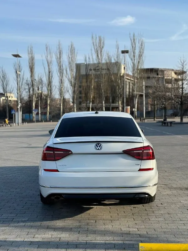 Продам volkswagen passat nms r-line 2018 года пробег автомобиля-108.519км объем двигателя- 2.0 tsi ddsa, 177 л. ( gen3b) работает идеально, без всяких посторонних шумов, без расхода масла! коробка передач- обычный японский 6-ступенчатый автомат ( aisin 09g) переключает плавно, без пинков, без толчков. комплектация: -подрулевые лепестки -2-х зонный климат контроль -слепые зоны -камера заднего вида -адаптивный круиз контроль и т. д все стекла родные! состояние автомобиля идеальное, во владение 2 года. пригонял автомобиль для себя из сша на пробеге 36.000 тыс км!вся безопасность целая, повреждения были минимальные!!! масло в двигателе менял каждые 6-7 тыс км(motul 8100 5w30 x-clean+) так же на пробеге 65.000 поменял свечи (ngk platinum laser) стоит новая летняя резина r19 в подарок отдам комплект зимней резины на штампах r16 переоформление в мрэо, авто на 180 регионе. я собственник. цена-1.980.000 (торг у капота )❗️❗️❗️ дополнительные вопросы по телефону: +79495219479-феникс +79495219479-телеграмм - фотография - 7