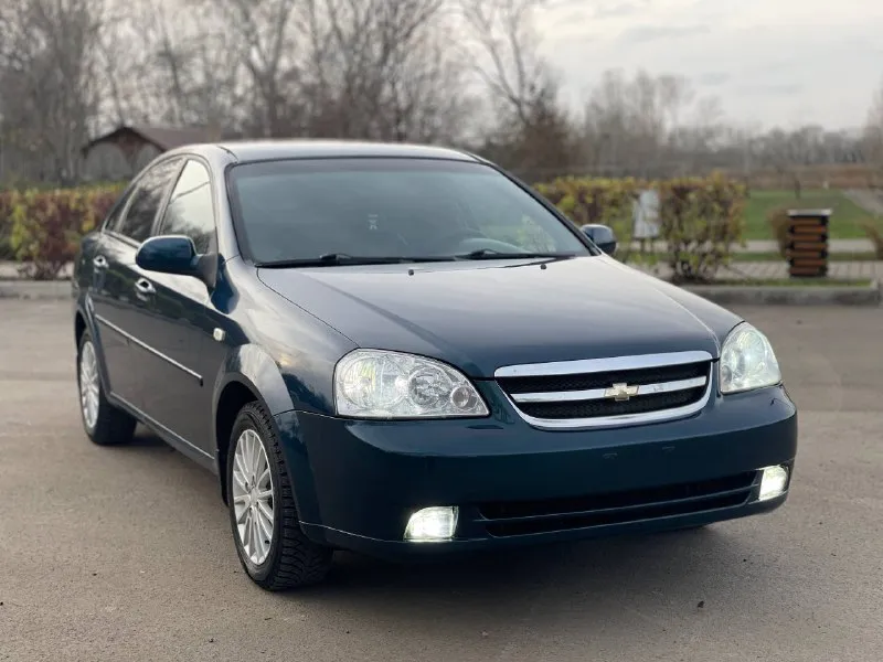 Продам chevrolet lacetti год выпуска 2008 автомобиль в отличном состоянии вложений абсолютно не каких не требует двигатель 1.6 в прекрасном состоянии работает как часики не дымит не троит масло абсолютно не ест от слова совсем кпп в отличном состоянии не хрустит не выбивает все скоростя включаются как по маслу ходовая часть в идеальном состоянии не стучит не гремит лишних шумов нет не каких кузов в хорошем состоянии рыжиков гнили ржавчин дыр нет пороги стаканы аланджероны в хорошем состоянии салон чистый ухоженный не прокурен сидение не продавлены по электрике все исправно стоят led лампы ближний дальний противотуманнки led кондиционер рабочий и заправлен стоит аудио система с сенсорным магнитофоном 4 калонки стоят хороший диски r15 с почти новой зимней резиной в общем автомобиль в достойном состоянии и вложений не требует сел и поехал юридически кристально чисто не каких штрафом и запретов нет цена 497.000 хороший торг город осмотра мариуполь номер+79491007492 - фотография - 3