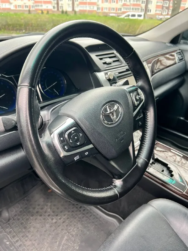 Представляю вашему вниманию эксклюзивный автомобиль для ценителей данной модели toyota camry 2015 года xv55 2.5 объем в идеальном состоянии как технически так и по кузову не одной крашеной детали нету весь кузов в родном окрасе стекло все родные оригинал состояния салона отличное сделано полное то: все масла и фильтра были заменены, заменен ремень привода, были заменены свечи ( оригинал toyota ) сделана керамика всего кузова без дтп, без страховых выплат, без скручено пробега все оригинальные автотека полностью зеленая история автомобиля превосходная по запросу могу отправить много денег и сил было вложила с любовью в этот автомобиль продажа от собственника цена 1.850.000р +79491009661 донецк - фотография - 9