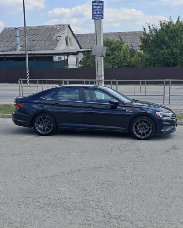 Продам volkswagen jetta sel 2019 год пробег 74000км двс 1.4 турбо(150лс), едет очень бодро, при этом расход топлива смешной. 8-ми ступенчатый автомат(aisin) 4 режима езды ° кожаный салон •цифровая панель приборов (virtuаl сосkрit) •максимальная мультимедиа мiв с саrрlаy •музыка веаts, сабвуфер в багажнике •бесключевой доступ •адаптивный круиз контроль (дистроник) с камерой, подруливанием, удержание в полосе(автомобиль управляется сам) •подогрев сидений •камера заднего вида •датчик света/датчик дождя кованые r18 диски вин по запросу 1.900.000 руб территориально донецк +79494986800 📞 звоните: +7(949)4986800 - фотография - 2