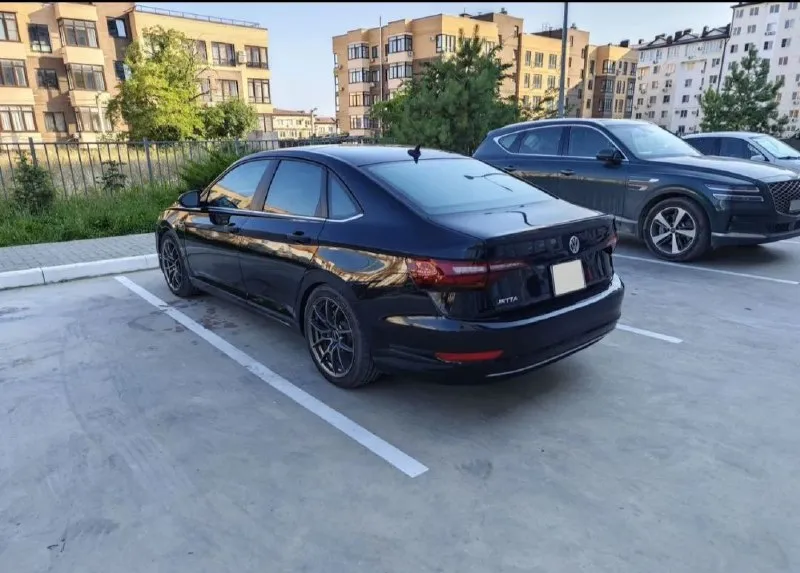 Продам volkswagen jetta sel 2019 год пробег 74000км двс 1.4 турбо(150лс), едет очень бодро, при этом расход топлива смешной. 8-ми ступенчатый автомат(aisin) 4 режима езды ° кожаный салон •цифровая панель приборов (virtuаl сосkрit) •максимальная мультимедиа мiв с саrрlаy •музыка веаts, сабвуфер в багажнике •бесключевой доступ •адаптивный круиз контроль (дистроник) с камерой, подруливанием, удержание в полосе(автомобиль управляется сам) •подогрев сидений •камера заднего вида •датчик света/датчик дождя кованые r18 диски вин по запросу 1.900.000 руб территориально донецк +79494986800 📞 звоните: +7(949)4986800 - фотография - 3