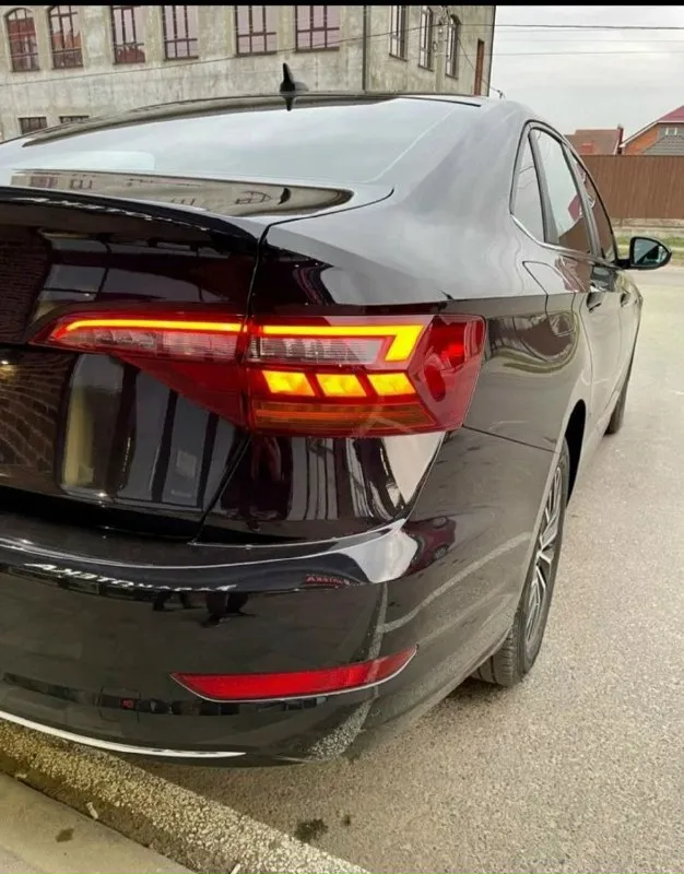 Продам volkswagen jetta sel 2019 год пробег 74000км двс 1.4 турбо(150лс), едет очень бодро, при этом расход топлива смешной. 8-ми ступенчатый автомат(aisin) 4 режима езды ° кожаный салон •цифровая панель приборов (virtuаl сосkрit) •максимальная мультимедиа мiв с саrрlаy •музыка веаts, сабвуфер в багажнике •бесключевой доступ •адаптивный круиз контроль (дистроник) с камерой, подруливанием, удержание в полосе(автомобиль управляется сам) •подогрев сидений •камера заднего вида •датчик света/датчик дождя кованые r18 диски вин по запросу 1.900.000 руб территориально донецк +79494986800 📞 звоните: +7(949)4986800 - фотография - 4