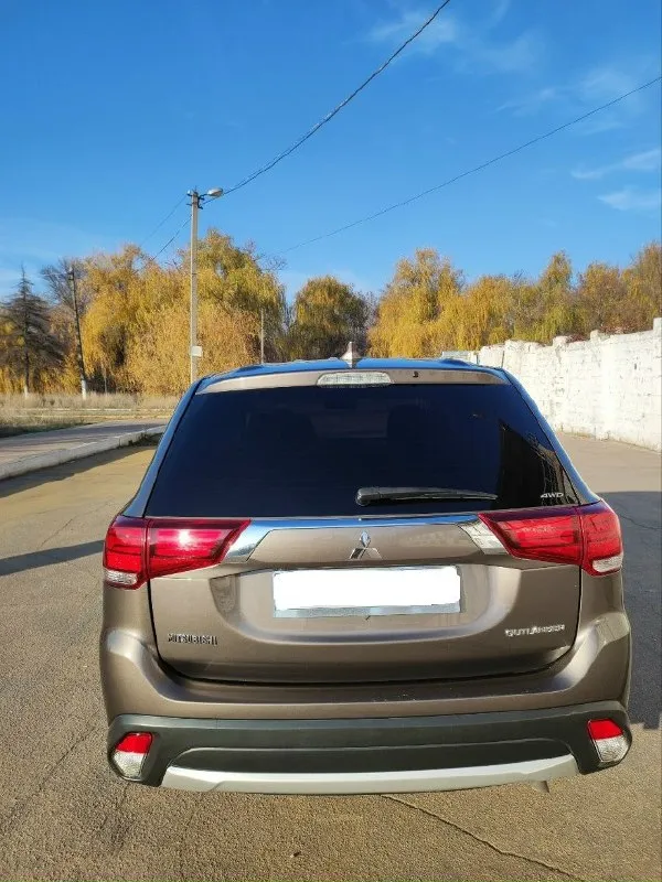 Mitsubishi outlander 2017г двигатель 2.4 л/ 170 л. с. (атмосферник), полный привод, кпп - вариатор. пробег 79000 км. 7 местный. авто пригонял для себя в 2021 году. я единственный владелец. - 2-х зонный климат, круиз, полный привод, камера заднего вида, стеклоподъемники, мультируль. датчики давления в шинах. - два комплекта резины (зима на стальных дисках, летняя новая резина 18 колеса). - в наличии 2 ключа - безопасность вся целая - замена масла 1 раз в год через каждые 6 тысяч км. - тормозные колодки поменяны вкруг. - новый аккумулятор 2025 г. - постоянный учёт рф двигатель цепной едет отлично, подтёков масла, запотеваний, посторонних звуков не имеет. ходовая в идеале. по электрике работает абсолютно все! машина в отличном состоянии! цена: 2 500 000 енакиево +7949 3432214 📞 звоните: +7(949)3432214 - фотография - 4