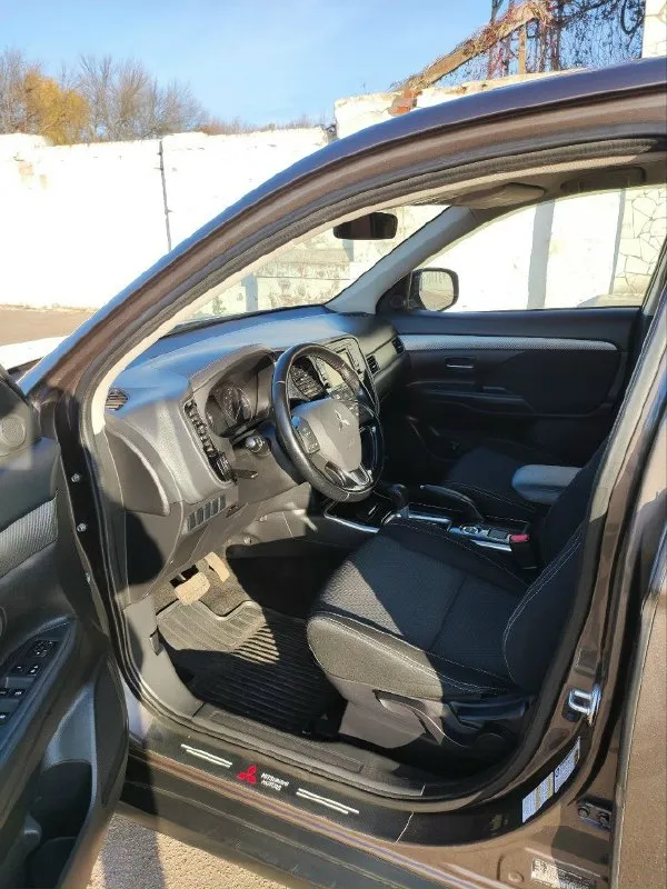 Mitsubishi outlander 2017г двигатель 2.4 л/ 170 л. с. (атмосферник), полный привод, кпп - вариатор. пробег 79000 км. 7 местный. авто пригонял для себя в 2021 году. я единственный владелец. - 2-х зонный климат, круиз, полный привод, камера заднего вида, стеклоподъемники, мультируль. датчики давления в шинах. - два комплекта резины (зима на стальных дисках, летняя новая резина 18 колеса). - в наличии 2 ключа - безопасность вся целая - замена масла 1 раз в год через каждые 6 тысяч км. - тормозные колодки поменяны вкруг. - новый аккумулятор 2025 г. - постоянный учёт рф двигатель цепной едет отлично, подтёков масла, запотеваний, посторонних звуков не имеет. ходовая в идеале. по электрике работает абсолютно все! машина в отличном состоянии! цена: 2 500 000 енакиево +7949 3432214 📞 звоните: +7(949)3432214 - фотография - 5