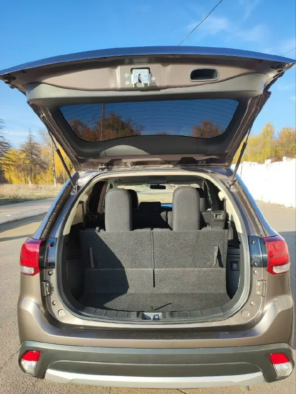 Mitsubishi outlander 2017г двигатель 2.4 л/ 170 л. с. (атмосферник), полный привод, кпп - вариатор. пробег 79000 км. 7 местный. авто пригонял для себя в 2021 году. я единственный владелец. - 2-х зонный климат, круиз, полный привод, камера заднего вида, стеклоподъемники, мультируль. датчики давления в шинах. - два комплекта резины (зима на стальных дисках, летняя новая резина 18 колеса). - в наличии 2 ключа - безопасность вся целая - замена масла 1 раз в год через каждые 6 тысяч км. - тормозные колодки поменяны вкруг. - новый аккумулятор 2025 г. - постоянный учёт рф двигатель цепной едет отлично, подтёков масла, запотеваний, посторонних звуков не имеет. ходовая в идеале. по электрике работает абсолютно все! машина в отличном состоянии! цена: 2 500 000 енакиево +7949 3432214 📞 звоните: +7(949)3432214 - фотография - 8