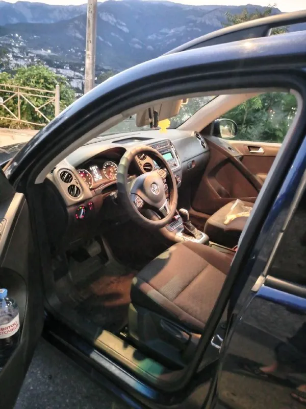 Продаю автомобиль volkswagen tiguan 2.0 бензин 2011 года выпуска рестайлинг. пробег: 178 350 км состояние автомобиля отличное работает всё комплектация: двух зонный климат контроль все 4 стекло подъемника с датчиками полный привод включается выключается так же есть анти дождь адаптивный подогрев боковых зеркал сигнализация, центральный замок настраивать лампы фар можно с салона круиз, адоптивный под ваши хотелки, как настроите так и поедет. расскажу, покажу, обучу двигатель едет бодно автомат работает без рывков, пинков, переключает плавно. машина использовалась бережно учет наш местный 181 рег задние стекла тонированы в 5-терку цена: 1.50🍋т. р торг быстрым тел: +7 959 598 98 59 звоните в любое время суток. всегда на связи 📞 звоните: +7(959)5989859 - фотография - 2