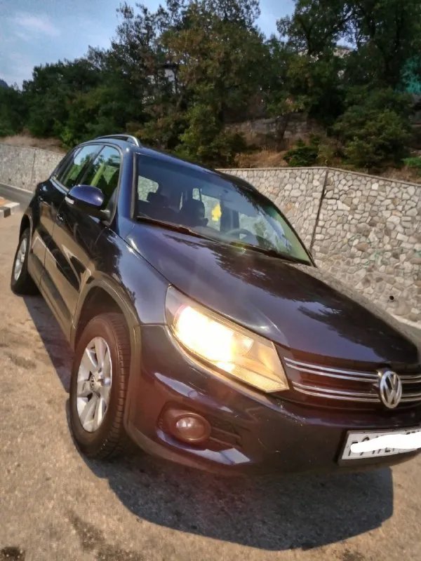 Продаю автомобиль volkswagen tiguan 2.0 бензин 2011 года выпуска рестайлинг. пробег: 178 350 км состояние автомобиля отличное работает всё комплектация: двух зонный климат контроль все 4 стекло подъемника с датчиками полный привод включается выключается так же есть анти дождь адаптивный подогрев боковых зеркал сигнализация, центральный замок настраивать лампы фар можно с салона круиз, адоптивный под ваши хотелки, как настроите так и поедет. расскажу, покажу, обучу двигатель едет бодно автомат работает без рывков, пинков, переключает плавно. машина использовалась бережно учет наш местный 181 рег задние стекла тонированы в 5-терку цена: 1.50🍋т. р торг быстрым тел: +7 959 598 98 59 звоните в любое время суток. всегда на связи 📞 звоните: +7(959)5989859 - фотография - 3