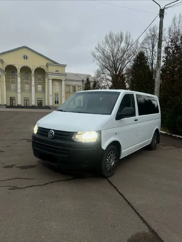 Продается volkswagen transporter t5 рестайлинг, 2010 г выпуска. 2.0 tdi, механика, категория b( заводской пассажир) хороший и надёжный двигатель машина в очень хорошем как внешнем, так и техническом состоянии. за машиной ухаживали, замена масла каждые 8 тыс, все фильтра и все расходники меняли вовремя. делать по машине ничего не требуется все, тормоза отличные, турбина дует, коробка без хрустов переключает. из недавнего ремонт форсунок был произведен, все 4 были перебраны. кондиционер, вибаста предпусковой, задняя передняя печка, стеклоподъемники, регулировка зеркал, центральный замок все работает как положено. есть автозапуск старлайн нужно купить брелок сломалась на нем кнопочка. хорошая летняя резина, в подарок отдаю зимнюю резину пробег 390.000, но реальный. не скрученный как есть. цена 1 450 000 руб, торг только аргументированный. осмотр макеевка. +7 949 456 86 29 - фотография - 1