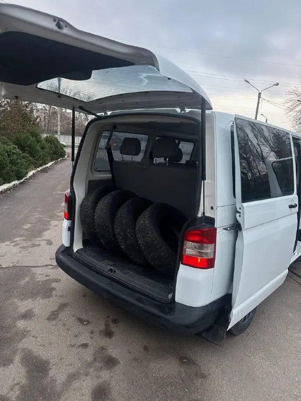 Продается volkswagen transporter t5 рестайлинг, 2010 г выпуска. 2.0 tdi, механика, категория b( заводской пассажир) хороший и надёжный двигатель машина в очень хорошем как внешнем, так и техническом состоянии. за машиной ухаживали, замена масла каждые 8 тыс, все фильтра и все расходники меняли вовремя. делать по машине ничего не требуется все, тормоза отличные, турбина дует, коробка без хрустов переключает. из недавнего ремонт форсунок был произведен, все 4 были перебраны. кондиционер, вибаста предпусковой, задняя передняя печка, стеклоподъемники, регулировка зеркал, центральный замок все работает как положено. есть автозапуск старлайн нужно купить брелок сломалась на нем кнопочка. хорошая летняя резина, в подарок отдаю зимнюю резину пробег 390.000, но реальный. не скрученный как есть. цена 1 450 000 руб, торг только аргументированный. осмотр макеевка. +7 949 456 86 29 - фотография - 10