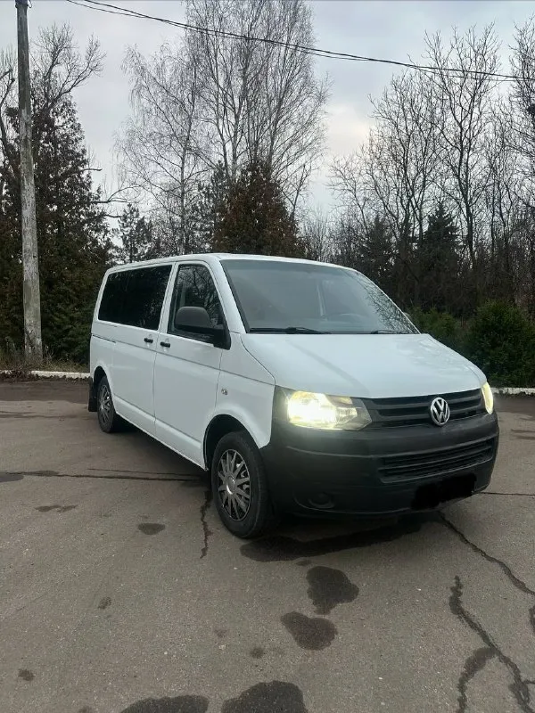 Продается volkswagen transporter t5 рестайлинг, 2010 г выпуска. 2.0 tdi, механика, категория b( заводской пассажир) хороший и надёжный двигатель машина в очень хорошем как внешнем, так и техническом состоянии. за машиной ухаживали, замена масла каждые 8 тыс, все фильтра и все расходники меняли вовремя. делать по машине ничего не требуется все, тормоза отличные, турбина дует, коробка без хрустов переключает. из недавнего ремонт форсунок был произведен, все 4 были перебраны. кондиционер, вибаста предпусковой, задняя передняя печка, стеклоподъемники, регулировка зеркал, центральный замок все работает как положено. есть автозапуск старлайн нужно купить брелок сломалась на нем кнопочка. хорошая летняя резина, в подарок отдаю зимнюю резину пробег 390.000, но реальный. не скрученный как есть. цена 1 450 000 руб, торг только аргументированный. осмотр макеевка. +7 949 456 86 29 - фотография - 2
