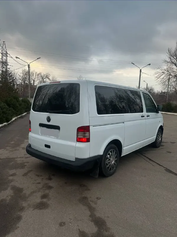 Продается volkswagen transporter t5 рестайлинг, 2010 г выпуска. 2.0 tdi, механика, категория b( заводской пассажир) хороший и надёжный двигатель машина в очень хорошем как внешнем, так и техническом состоянии. за машиной ухаживали, замена масла каждые 8 тыс, все фильтра и все расходники меняли вовремя. делать по машине ничего не требуется все, тормоза отличные, турбина дует, коробка без хрустов переключает. из недавнего ремонт форсунок был произведен, все 4 были перебраны. кондиционер, вибаста предпусковой, задняя передняя печка, стеклоподъемники, регулировка зеркал, центральный замок все работает как положено. есть автозапуск старлайн нужно купить брелок сломалась на нем кнопочка. хорошая летняя резина, в подарок отдаю зимнюю резину пробег 390.000, но реальный. не скрученный как есть. цена 1 450 000 руб, торг только аргументированный. осмотр макеевка. +7 949 456 86 29 - фотография - 3
