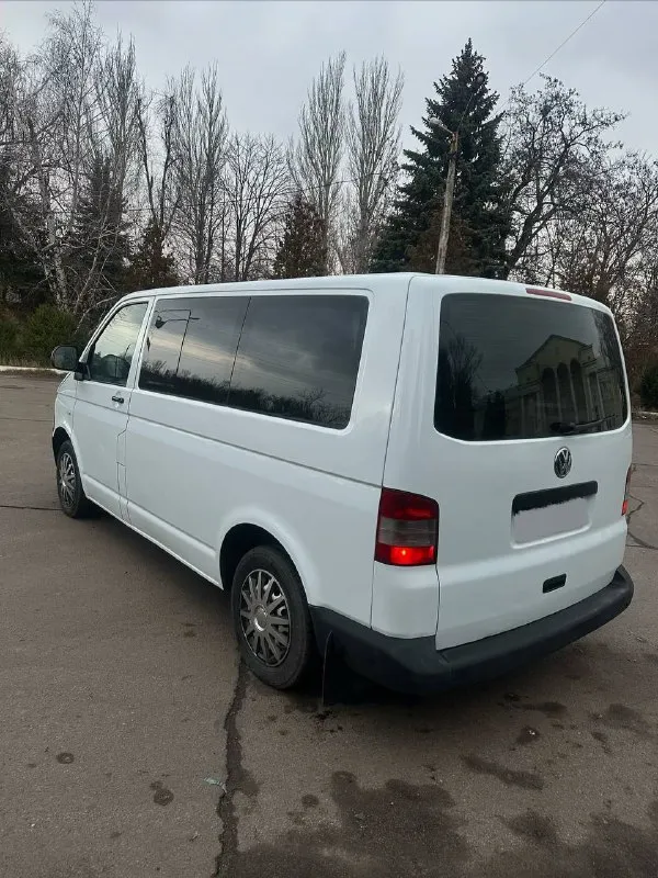 Продается volkswagen transporter t5 рестайлинг, 2010 г выпуска. 2.0 tdi, механика, категория b( заводской пассажир) хороший и надёжный двигатель машина в очень хорошем как внешнем, так и техническом состоянии. за машиной ухаживали, замена масла каждые 8 тыс, все фильтра и все расходники меняли вовремя. делать по машине ничего не требуется все, тормоза отличные, турбина дует, коробка без хрустов переключает. из недавнего ремонт форсунок был произведен, все 4 были перебраны. кондиционер, вибаста предпусковой, задняя передняя печка, стеклоподъемники, регулировка зеркал, центральный замок все работает как положено. есть автозапуск старлайн нужно купить брелок сломалась на нем кнопочка. хорошая летняя резина, в подарок отдаю зимнюю резину пробег 390.000, но реальный. не скрученный как есть. цена 1 450 000 руб, торг только аргументированный. осмотр макеевка. +7 949 456 86 29 - фотография - 4