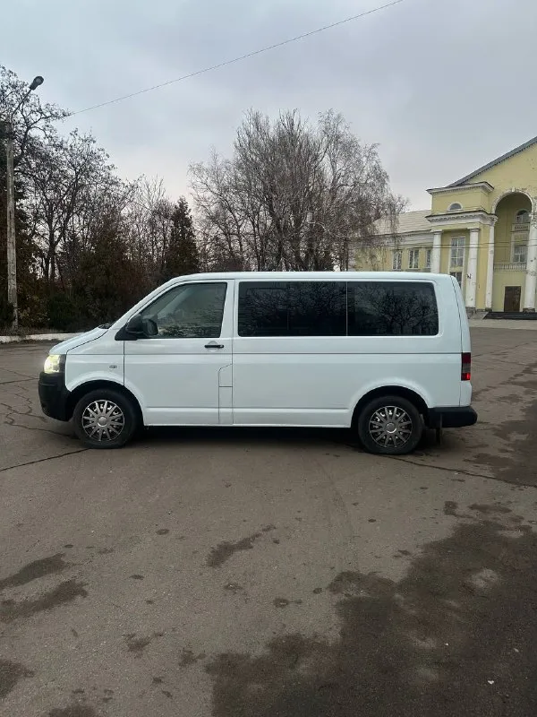 Продается volkswagen transporter t5 рестайлинг, 2010 г выпуска. 2.0 tdi, механика, категория b( заводской пассажир) хороший и надёжный двигатель машина в очень хорошем как внешнем, так и техническом состоянии. за машиной ухаживали, замена масла каждые 8 тыс, все фильтра и все расходники меняли вовремя. делать по машине ничего не требуется все, тормоза отличные, турбина дует, коробка без хрустов переключает. из недавнего ремонт форсунок был произведен, все 4 были перебраны. кондиционер, вибаста предпусковой, задняя передняя печка, стеклоподъемники, регулировка зеркал, центральный замок все работает как положено. есть автозапуск старлайн нужно купить брелок сломалась на нем кнопочка. хорошая летняя резина, в подарок отдаю зимнюю резину пробег 390.000, но реальный. не скрученный как есть. цена 1 450 000 руб, торг только аргументированный. осмотр макеевка. +7 949 456 86 29 - фотография - 5