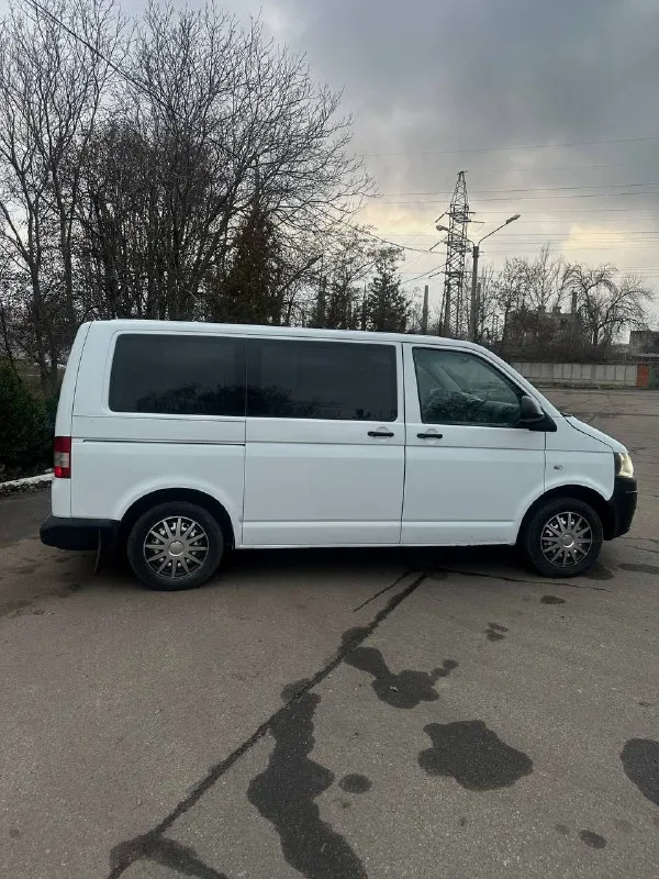 Продается volkswagen transporter t5 рестайлинг, 2010 г выпуска. 2.0 tdi, механика, категория b( заводской пассажир) хороший и надёжный двигатель машина в очень хорошем как внешнем, так и техническом состоянии. за машиной ухаживали, замена масла каждые 8 тыс, все фильтра и все расходники меняли вовремя. делать по машине ничего не требуется все, тормоза отличные, турбина дует, коробка без хрустов переключает. из недавнего ремонт форсунок был произведен, все 4 были перебраны. кондиционер, вибаста предпусковой, задняя передняя печка, стеклоподъемники, регулировка зеркал, центральный замок все работает как положено. есть автозапуск старлайн нужно купить брелок сломалась на нем кнопочка. хорошая летняя резина, в подарок отдаю зимнюю резину пробег 390.000, но реальный. не скрученный как есть. цена 1 450 000 руб, торг только аргументированный. осмотр макеевка. +7 949 456 86 29 - фотография - 6