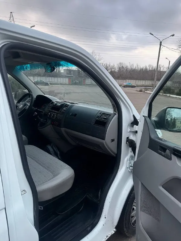 Продается volkswagen transporter t5 рестайлинг, 2010 г выпуска. 2.0 tdi, механика, категория b( заводской пассажир) хороший и надёжный двигатель машина в очень хорошем как внешнем, так и техническом состоянии. за машиной ухаживали, замена масла каждые 8 тыс, все фильтра и все расходники меняли вовремя. делать по машине ничего не требуется все, тормоза отличные, турбина дует, коробка без хрустов переключает. из недавнего ремонт форсунок был произведен, все 4 были перебраны. кондиционер, вибаста предпусковой, задняя передняя печка, стеклоподъемники, регулировка зеркал, центральный замок все работает как положено. есть автозапуск старлайн нужно купить брелок сломалась на нем кнопочка. хорошая летняя резина, в подарок отдаю зимнюю резину пробег 390.000, но реальный. не скрученный как есть. цена 1 450 000 руб, торг только аргументированный. осмотр макеевка. +7 949 456 86 29 - фотография - 7