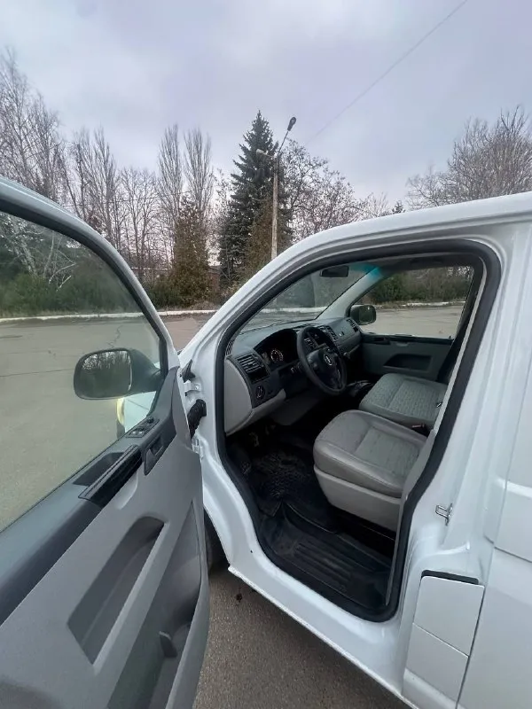 Продается volkswagen transporter t5 рестайлинг, 2010 г выпуска. 2.0 tdi, механика, категория b( заводской пассажир) хороший и надёжный двигатель машина в очень хорошем как внешнем, так и техническом состоянии. за машиной ухаживали, замена масла каждые 8 тыс, все фильтра и все расходники меняли вовремя. делать по машине ничего не требуется все, тормоза отличные, турбина дует, коробка без хрустов переключает. из недавнего ремонт форсунок был произведен, все 4 были перебраны. кондиционер, вибаста предпусковой, задняя передняя печка, стеклоподъемники, регулировка зеркал, центральный замок все работает как положено. есть автозапуск старлайн нужно купить брелок сломалась на нем кнопочка. хорошая летняя резина, в подарок отдаю зимнюю резину пробег 390.000, но реальный. не скрученный как есть. цена 1 450 000 руб, торг только аргументированный. осмотр макеевка. +7 949 456 86 29 - фотография - 8