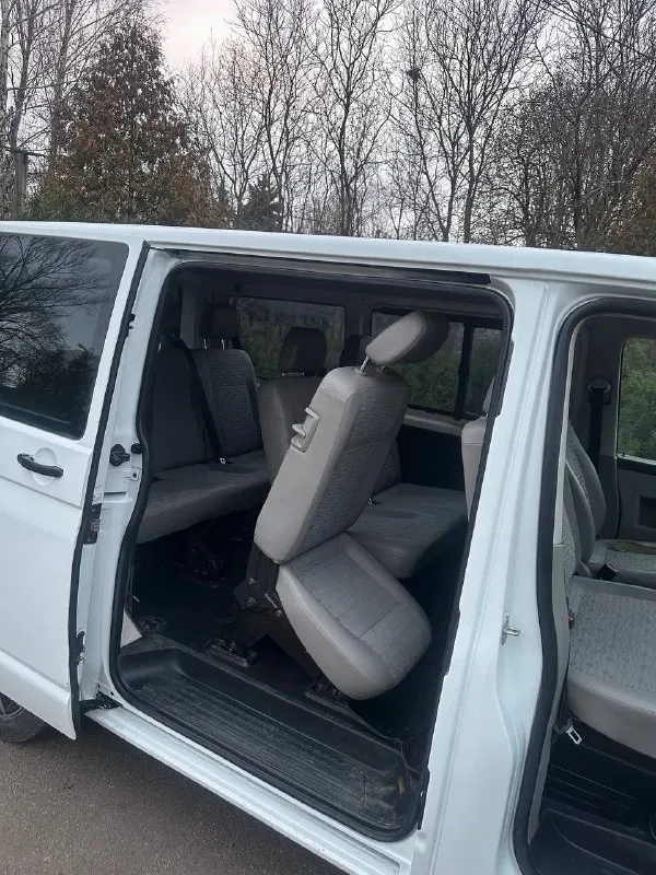 Продается volkswagen transporter t5 рестайлинг, 2010 г выпуска. 2.0 tdi, механика, категория b( заводской пассажир) хороший и надёжный двигатель машина в очень хорошем как внешнем, так и техническом состоянии. за машиной ухаживали, замена масла каждые 8 тыс, все фильтра и все расходники меняли вовремя. делать по машине ничего не требуется все, тормоза отличные, турбина дует, коробка без хрустов переключает. из недавнего ремонт форсунок был произведен, все 4 были перебраны. кондиционер, вибаста предпусковой, задняя передняя печка, стеклоподъемники, регулировка зеркал, центральный замок все работает как положено. есть автозапуск старлайн нужно купить брелок сломалась на нем кнопочка. хорошая летняя резина, в подарок отдаю зимнюю резину пробег 390.000, но реальный. не скрученный как есть. цена 1 450 000 руб, торг только аргументированный. осмотр макеевка. +7 949 456 86 29 - фотография - 9
