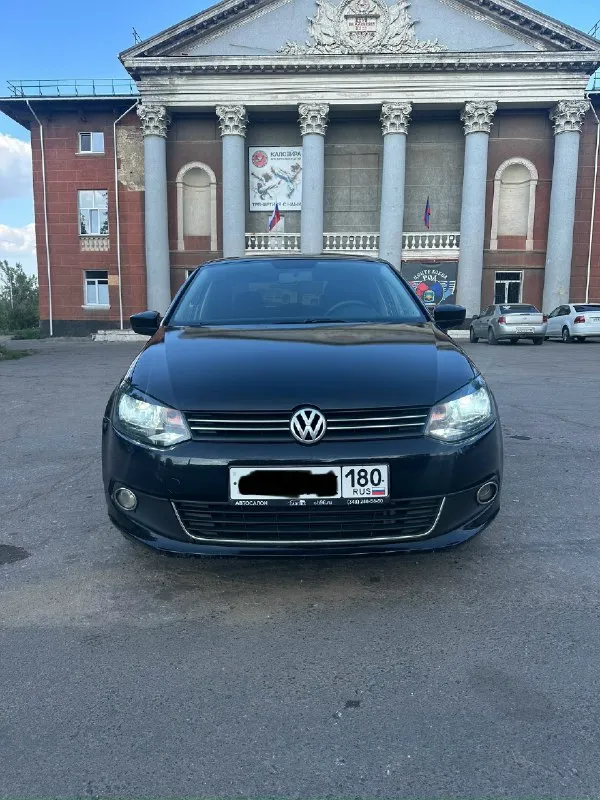 Продам volkswagen поло ✅год:2011 ✅пробег 212000км ✅мотор 1,6 ✅коробка автомат aisin 6ступка ✅, подогрев сидений, подогрев боковых зеркал. подогрев лобового. кондиционер (рабочий).4 стеклоподъемника. ✅2 комплекта резины (зима) (лето) новая прошла один сезон. 💵цена 630000р + торг г. макеевка +79495125444 📞 звоните: +7(949)5125444 - фотография - 1