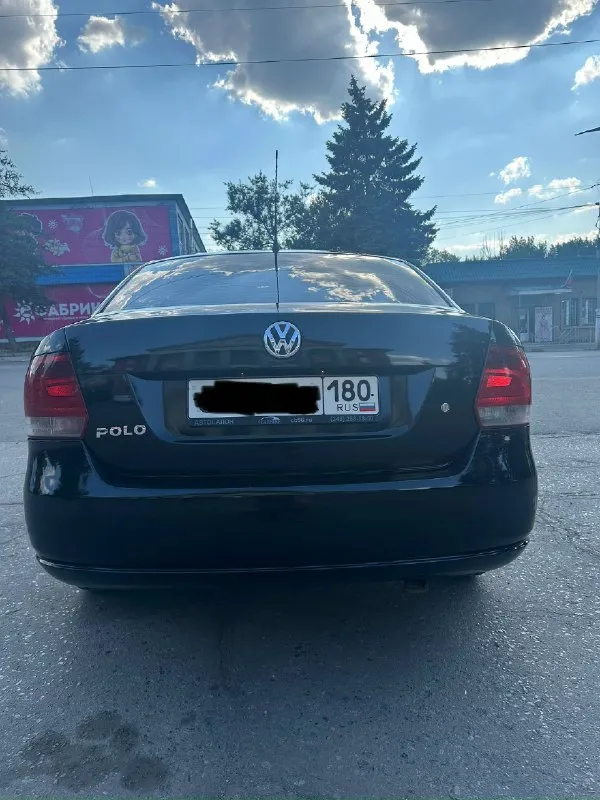 Продам volkswagen поло ✅год:2011 ✅пробег 212000км ✅мотор 1,6 ✅коробка автомат aisin 6ступка ✅, подогрев сидений, подогрев боковых зеркал. подогрев лобового. кондиционер (рабочий).4 стеклоподъемника. ✅2 комплекта резины (зима) (лето) новая прошла один сезон. 💵цена 630000р + торг г. макеевка +79495125444 📞 звоните: +7(949)5125444 - фотография - 2