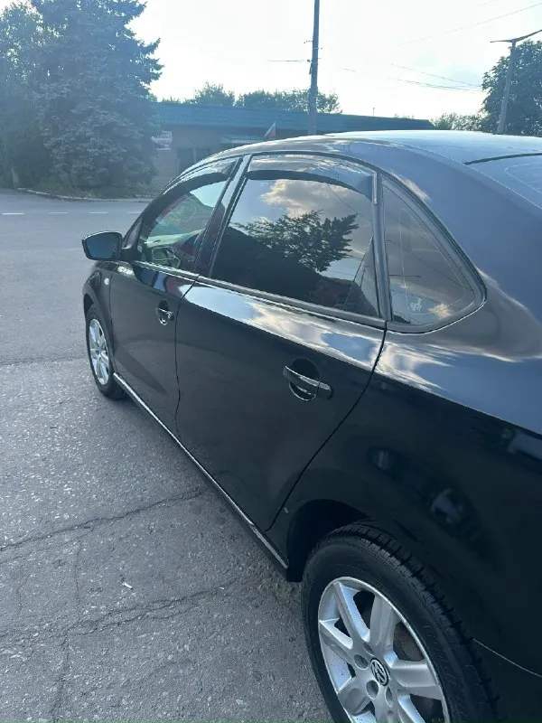 Продам volkswagen поло ✅год:2011 ✅пробег 212000км ✅мотор 1,6 ✅коробка автомат aisin 6ступка ✅, подогрев сидений, подогрев боковых зеркал. подогрев лобового. кондиционер (рабочий).4 стеклоподъемника. ✅2 комплекта резины (зима) (лето) новая прошла один сезон. 💵цена 630000р + торг г. макеевка +79495125444 📞 звоните: +7(949)5125444 - фотография - 5