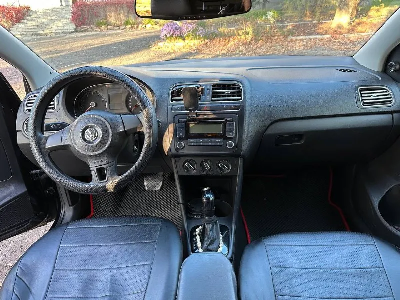 Продам volkswagen поло ✅год:2011 ✅пробег 212000км ✅мотор 1,6 ✅коробка автомат aisin 6ступка ✅, подогрев сидений, подогрев боковых зеркал. подогрев лобового. кондиционер (рабочий).4 стеклоподъемника. ✅2 комплекта резины (зима) (лето) новая прошла один сезон. 💵цена 630000р + торг г. макеевка +79495125444 📞 звоните: +7(949)5125444 - фотография - 8