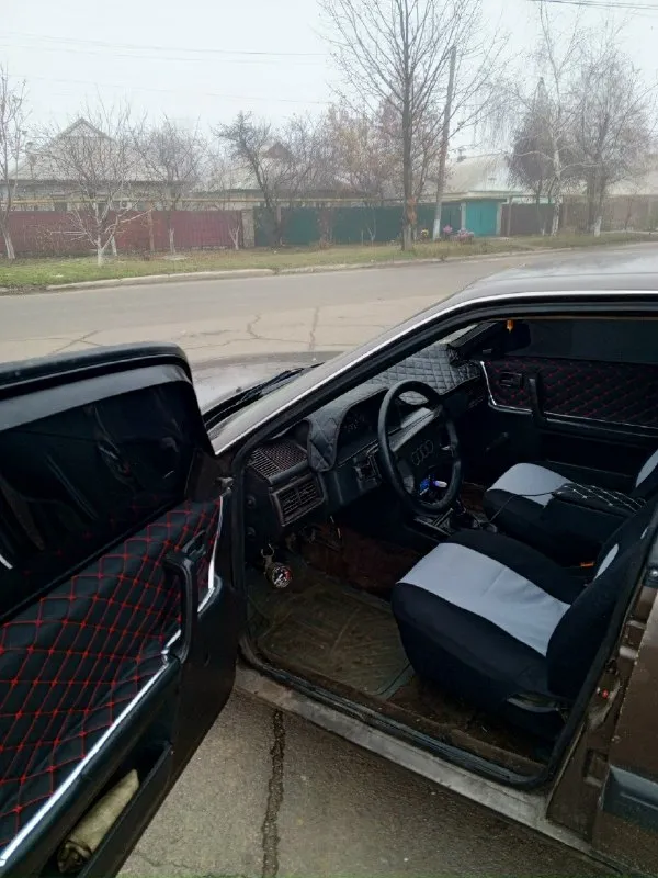 Продам audi 100 с3. цена 150 000₽. авто на полном ходу. езжу каждый день. документы чистые, на учёте стоит. газ пропан, бензин. хорошая зимняя резина, хорошая музыка, установлен центральный замок в дверях клацает но не все двери закрывает, нужно разбираться. не работает стеклопадьёмники по левой стороне. авто не новое. г. горловка. +79495022228 📞 звоните: +7(949)5022228 - фотография - 3