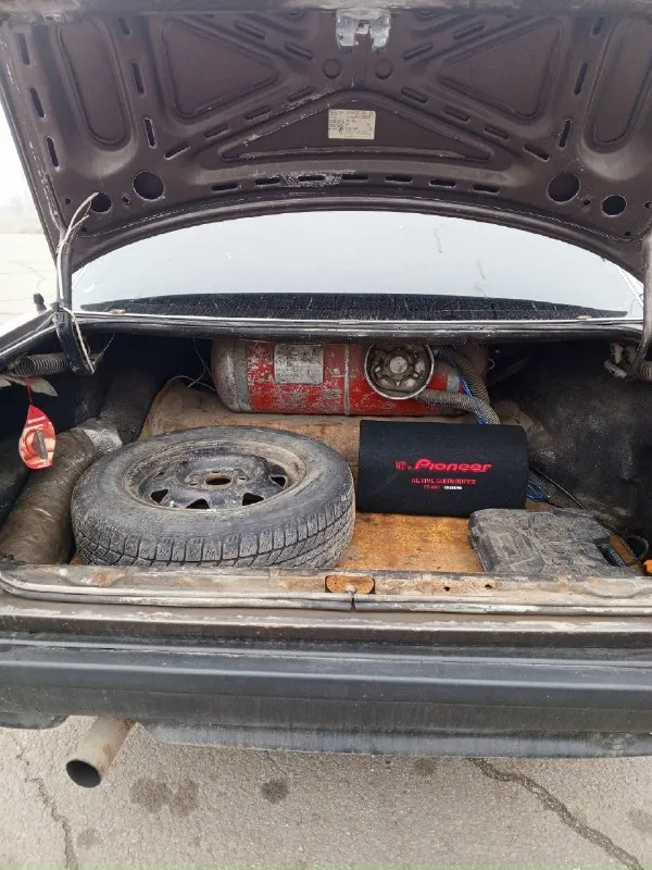 Продам audi 100 с3. цена 150 000₽. авто на полном ходу. езжу каждый день. документы чистые, на учёте стоит. газ пропан, бензин. хорошая зимняя резина, хорошая музыка, установлен центральный замок в дверях клацает но не все двери закрывает, нужно разбираться. не работает стеклопадьёмники по левой стороне. авто не новое. г. горловка. +79495022228 📞 звоните: +7(949)5022228 - фотография - 5