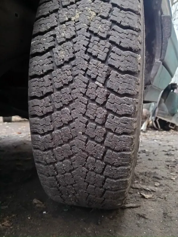 Продам audi 100 с3. цена 150 000₽. авто на полном ходу. езжу каждый день. документы чистые, на учёте стоит. газ пропан, бензин. хорошая зимняя резина, хорошая музыка, установлен центральный замок в дверях клацает но не все двери закрывает, нужно разбираться. не работает стеклопадьёмники по левой стороне. авто не новое. г. горловка. +79495022228 📞 звоните: +7(949)5022228 - фотография - 8