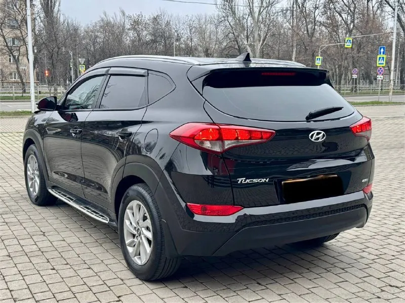 Hyundai tucson официал эксплуатация 2017 года двигатель 2.0 бензин коробка автомат 4wd ( полный привод) пробег родной 148 тыс. км автомобиль в хорошем состоянии, без дтп ! весь в заводском окрасе !!! машина вся обслужена от а до я не какого вложения не требует ! максимальная комплектация, бесключевой доступ (start-stop) кожаный салон, роздельный климат-контроль, круиз-контроль, датчики света, и дождя, подогрев зеркал, стекл, подогревы всех сидений, полный электропакет, многофункциональная магнитола, громкая связь, управление на руле, парктроники, камера заднего вида, и многое другое. с документами полный порядок, могу присутствовать в мрэо для полного переоформления на вас ! г. донецк цена 1.885 тыс. ₽ звоните остальное по +79494006792 📲 tg: r. b 📞 звоните: +7(949)4006792 - фотография - 3