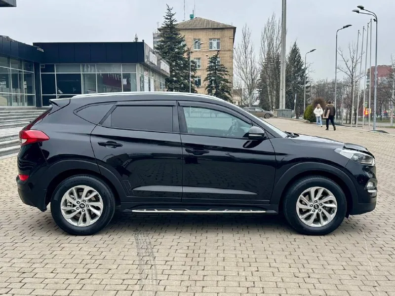 Hyundai tucson официал эксплуатация 2017 года двигатель 2.0 бензин коробка автомат 4wd ( полный привод) пробег родной 148 тыс. км автомобиль в хорошем состоянии, без дтп ! весь в заводском окрасе !!! машина вся обслужена от а до я не какого вложения не требует ! максимальная комплектация, бесключевой доступ (start-stop) кожаный салон, роздельный климат-контроль, круиз-контроль, датчики света, и дождя, подогрев зеркал, стекл, подогревы всех сидений, полный электропакет, многофункциональная магнитола, громкая связь, управление на руле, парктроники, камера заднего вида, и многое другое. с документами полный порядок, могу присутствовать в мрэо для полного переоформления на вас ! г. донецк цена 1.885 тыс. ₽ звоните остальное по +79494006792 📲 tg: r. b 📞 звоните: +7(949)4006792 - фотография - 5