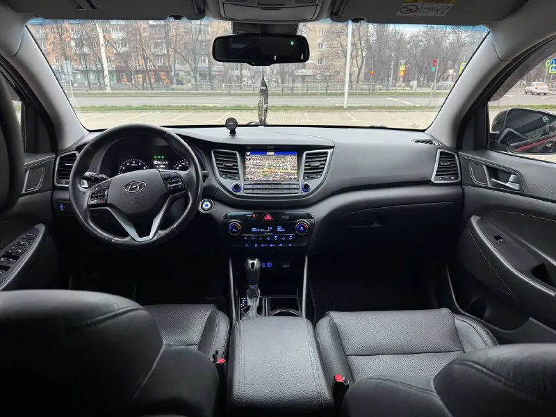 Hyundai tucson официал эксплуатация 2017 года двигатель 2.0 бензин коробка автомат 4wd ( полный привод) пробег родной 148 тыс. км автомобиль в хорошем состоянии, без дтп ! весь в заводском окрасе !!! машина вся обслужена от а до я не какого вложения не требует ! максимальная комплектация, бесключевой доступ (start-stop) кожаный салон, роздельный климат-контроль, круиз-контроль, датчики света, и дождя, подогрев зеркал, стекл, подогревы всех сидений, полный электропакет, многофункциональная магнитола, громкая связь, управление на руле, парктроники, камера заднего вида, и многое другое. с документами полный порядок, могу присутствовать в мрэо для полного переоформления на вас ! г. донецк цена 1.885 тыс. ₽ звоните остальное по +79494006792 📲 tg: r. b 📞 звоните: +7(949)4006792 - фотография - 8